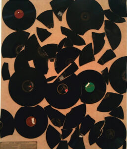 Machines parlantes(Collage de disques 78 ; 80 et 100t sur plaque d'aggloméré : 115x95cm)